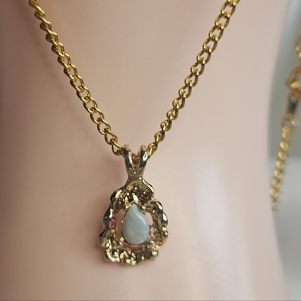 Elegant Gold and Opal Pendant Necklace